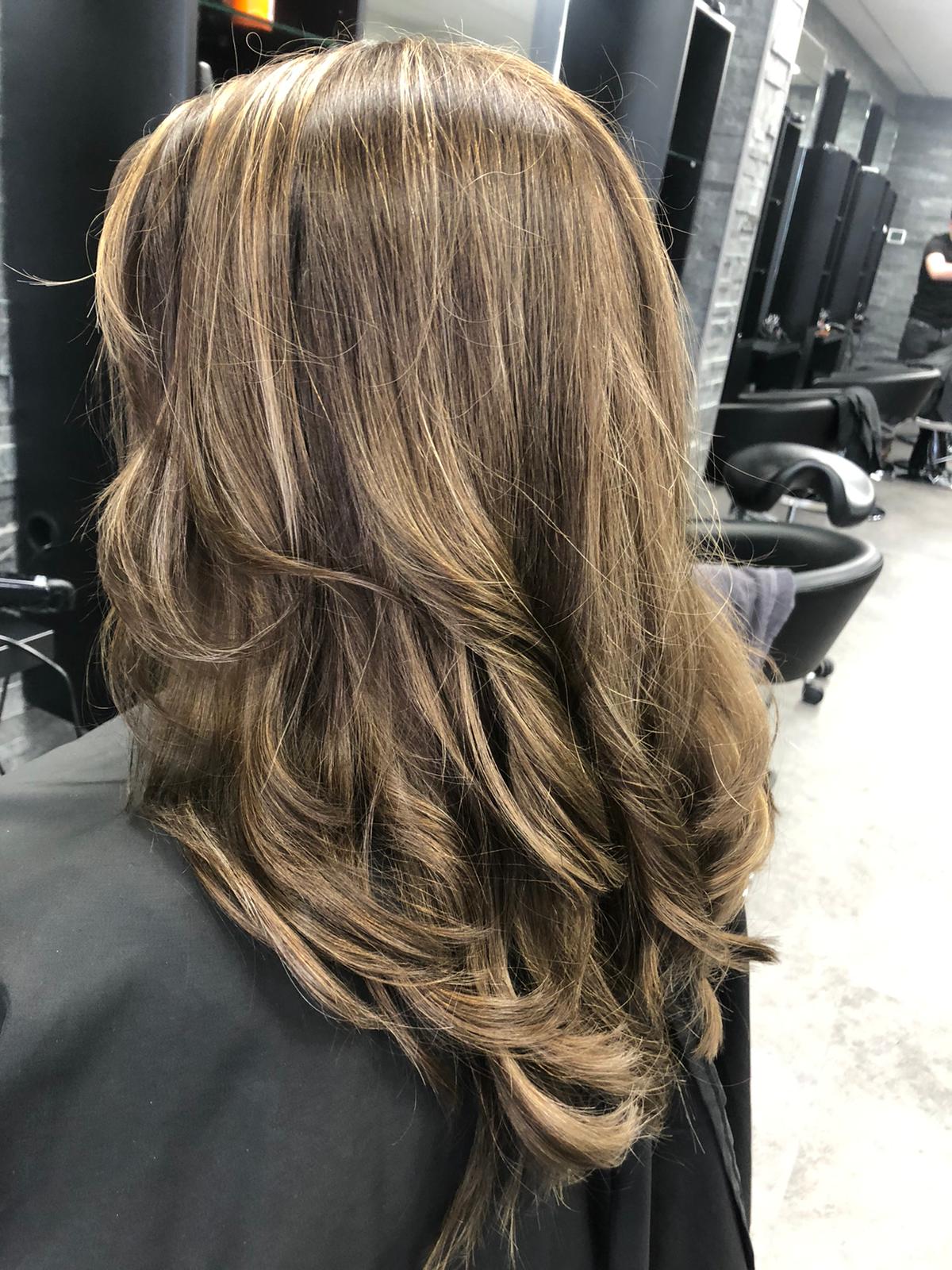 Bruine balayage met blonde accenten, achteraanzicht