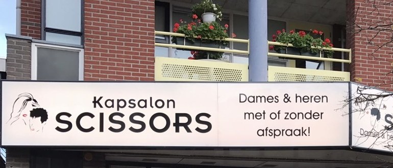 De gevel van Kapsalon Scissors aan de Midstraat in Joure: Dames & heren, met of zonder afspraak!