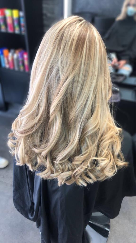 Blonde highlights met krullen