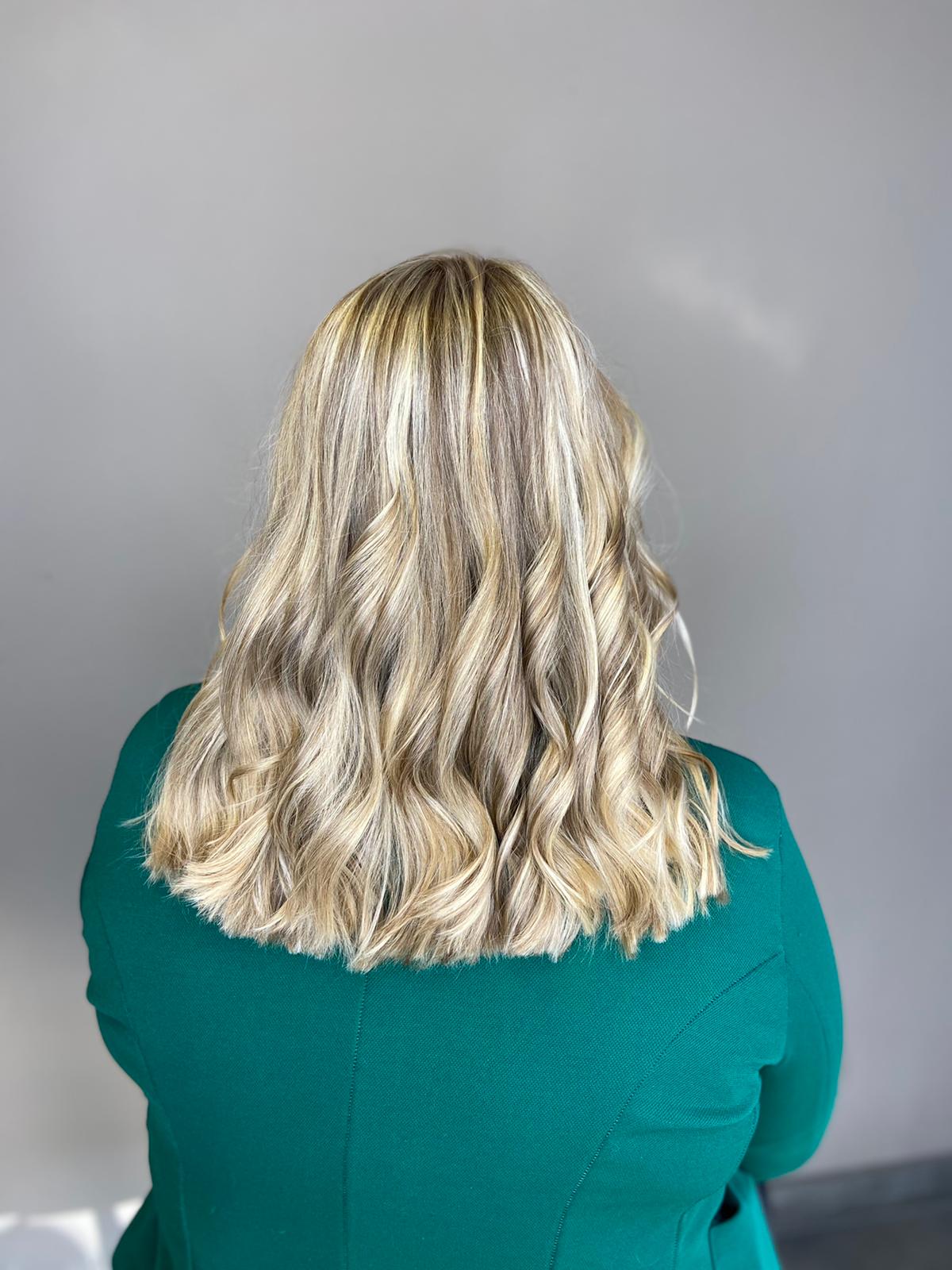 Halflang blond haar met balayage