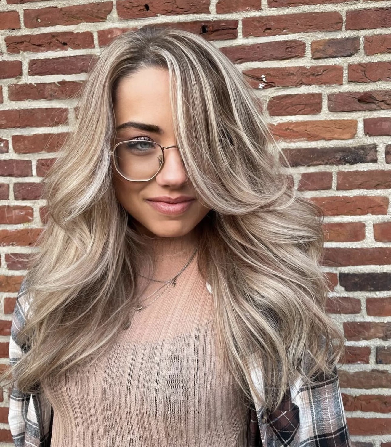 Blonde laagjescoupe met balayage, geknipt bij Kapsalon Scissors