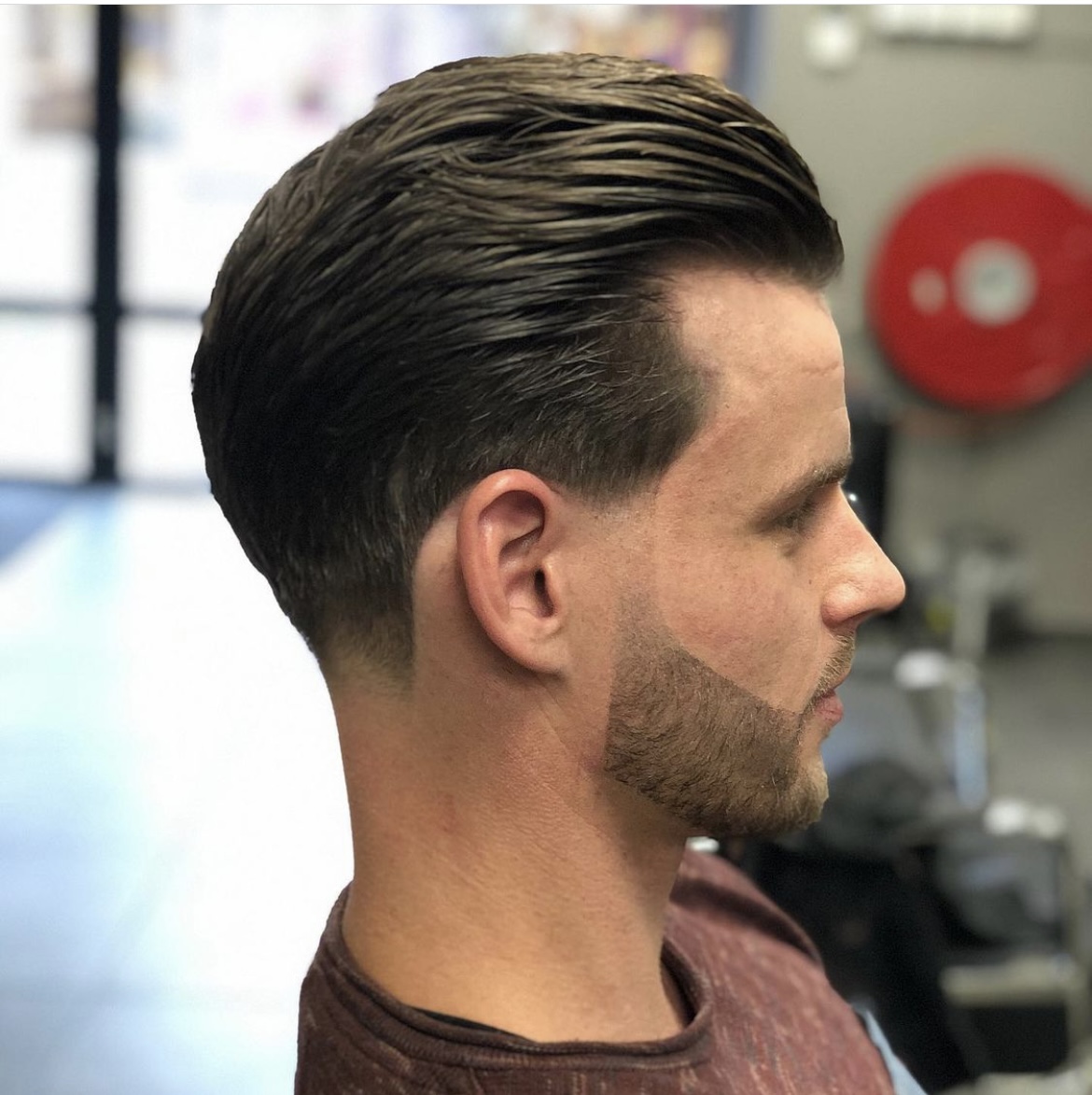 Slick-back taper met strakke baardlijn