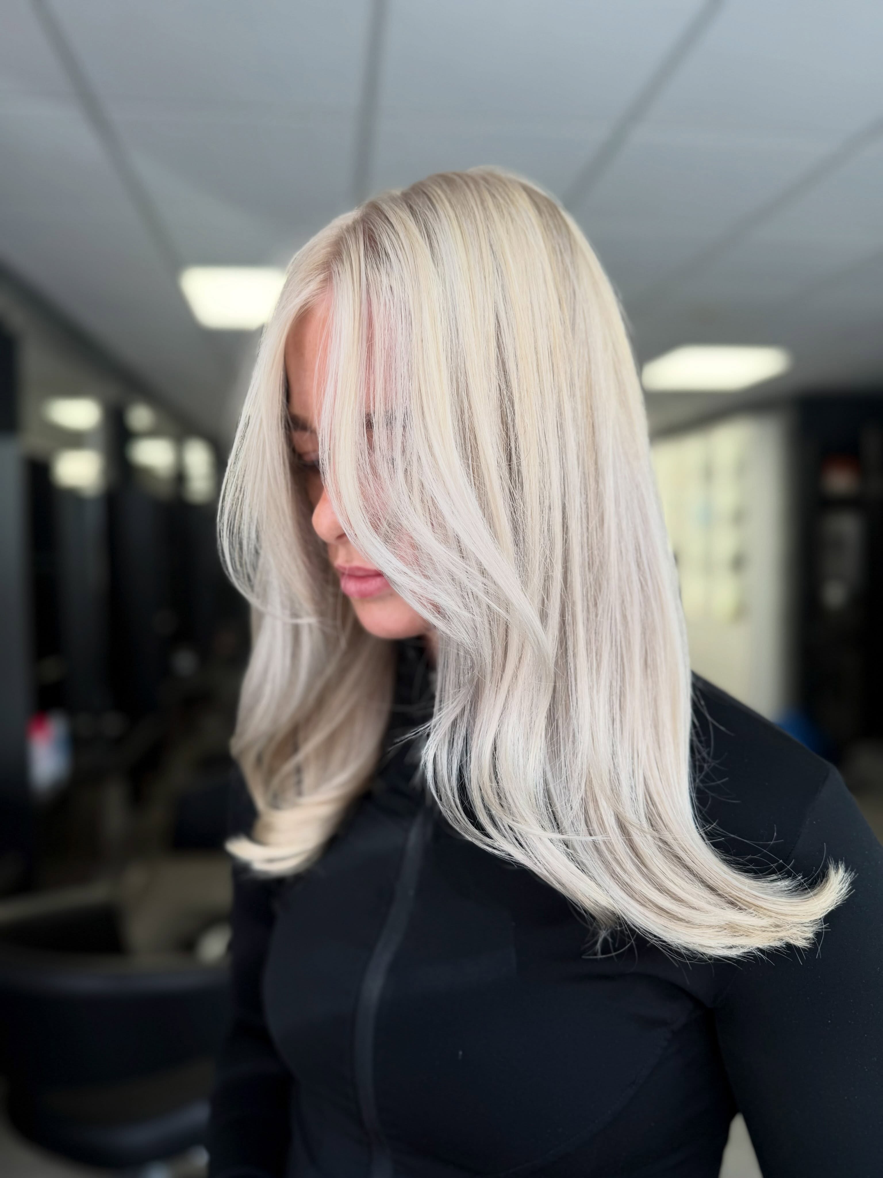 Platinablond haar, zijaanzicht in de salon