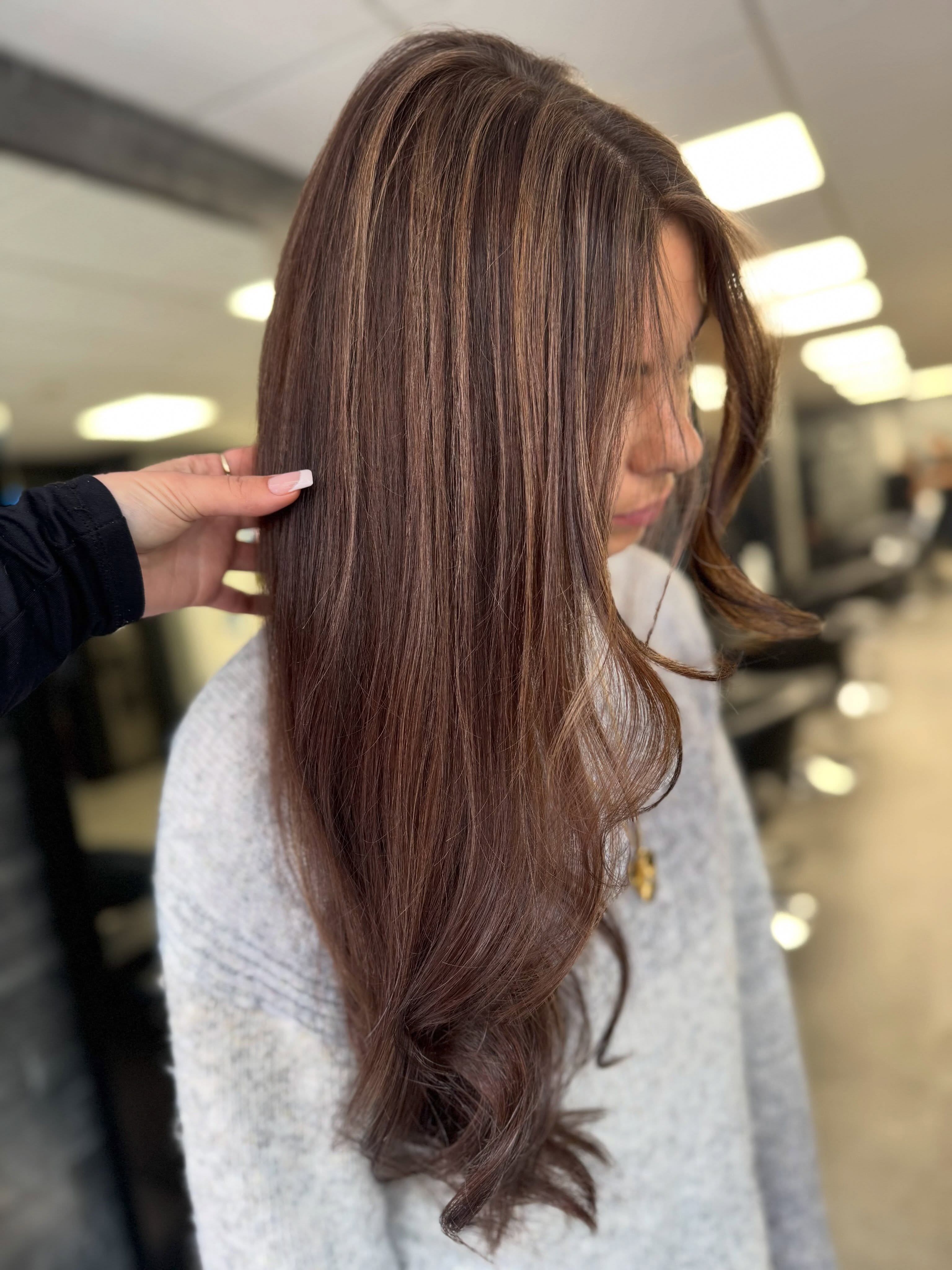 Chocoladebruin haar met karamel highlights, zijaanzicht