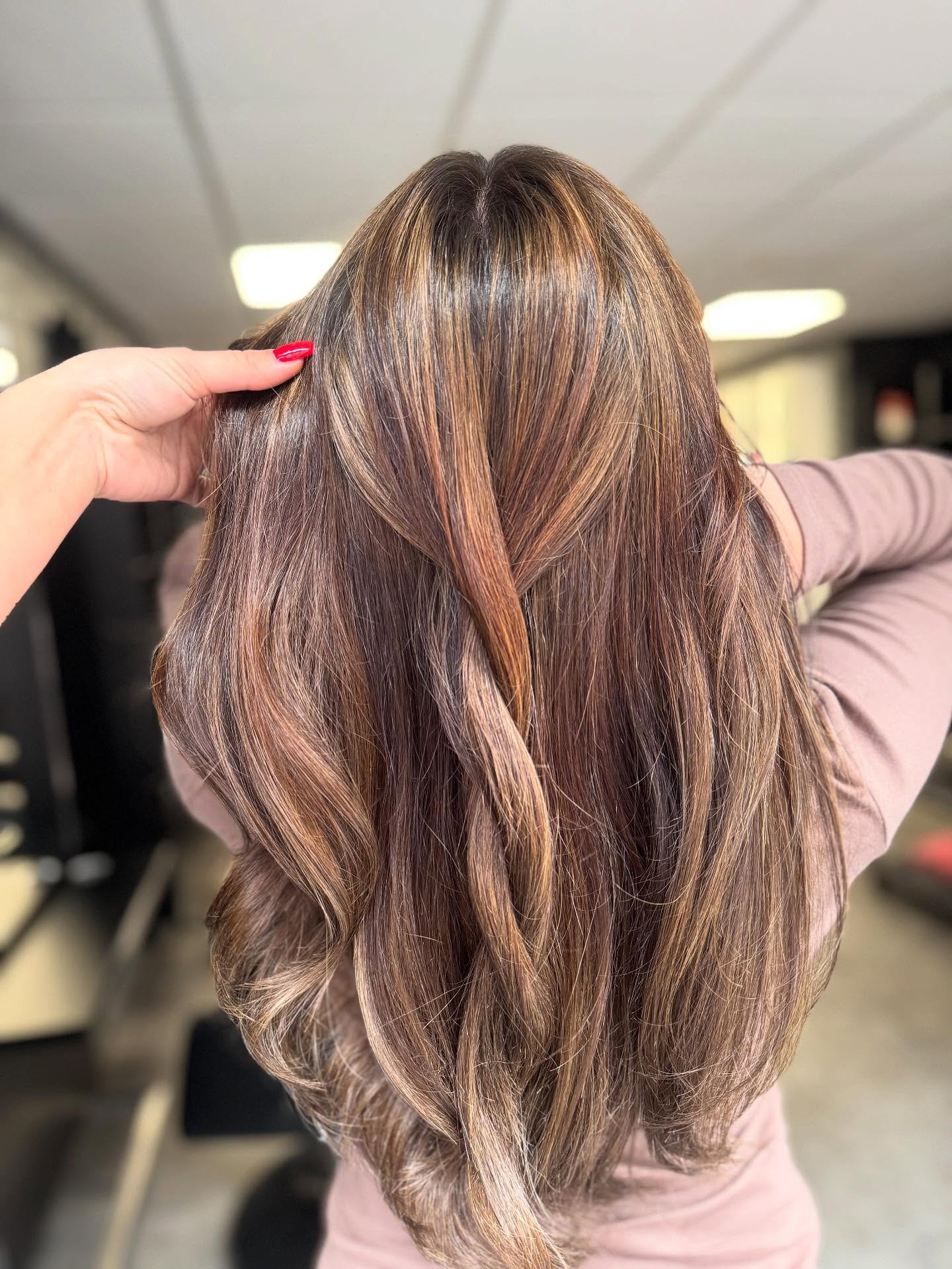 Karamel balayage op donker haar, achteraanzicht